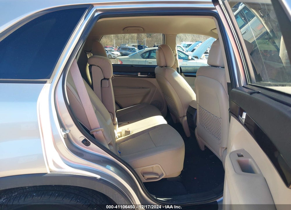 2014 KIA SORENTO LX VIN: 5XYKT3A69EG538279