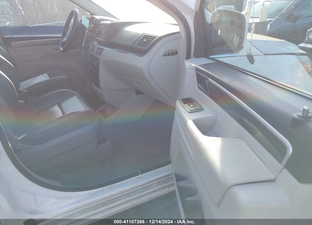 2010 VOLKSWAGEN ROUTAN SE VIN: 2V4RW3D13AR281783
