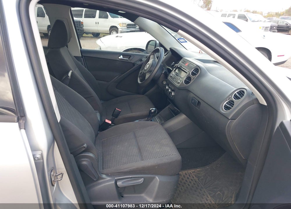 2011 VOLKSWAGEN TIGUAN S VIN: WVGAV7AX4BW522586