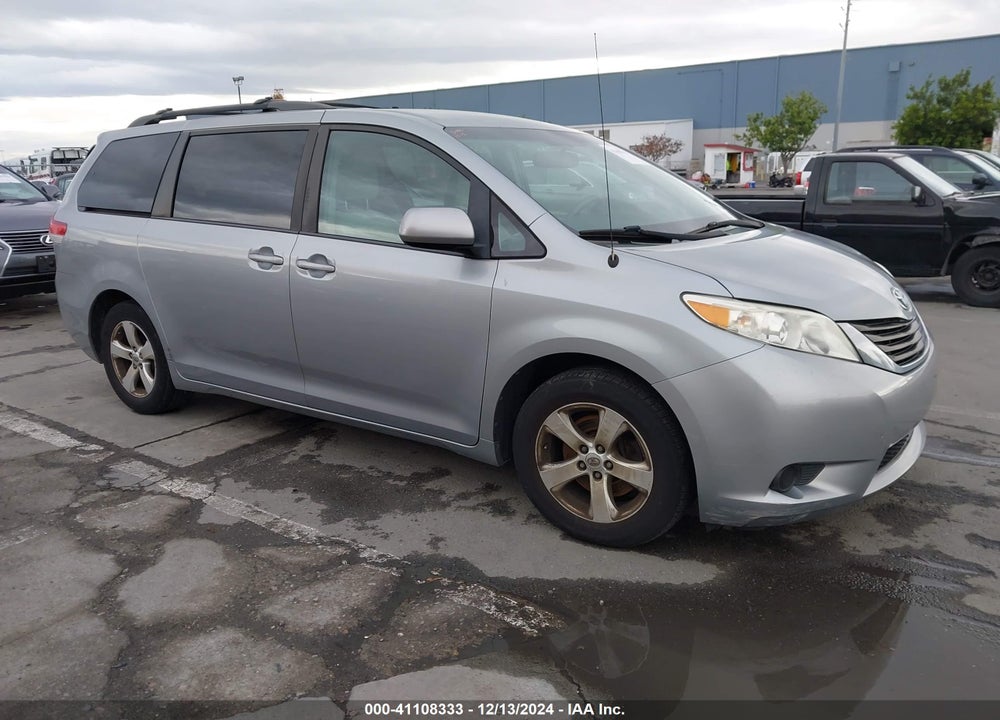 2013 TOYOTA SIENNA LE V6 8 PASSENGER VIN: 5TDKK3DC8DS400528