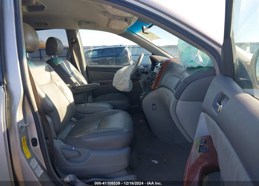 2004 TOYOTA SIENNA XLE VIN: 5TDBA22C74S027935