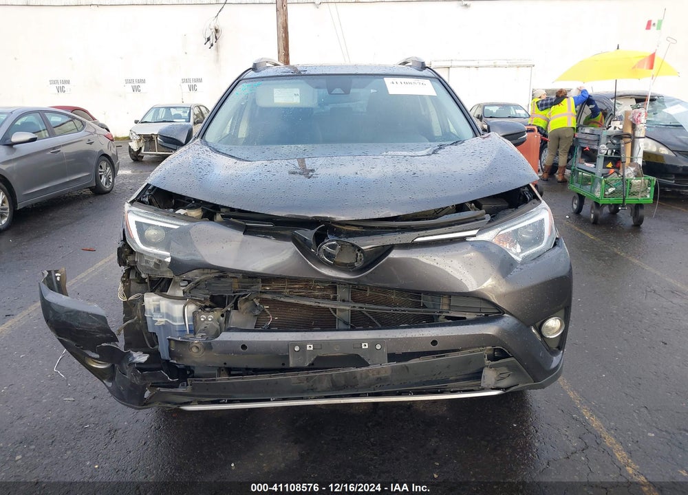 2018 TOYOTA RAV4 ADVENTURE/XLE VIN: JTMRFREV0JJ198704