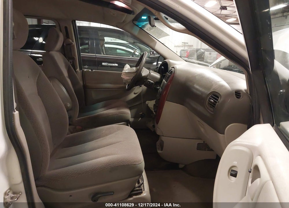2007 CHRYSLER TOWN & COUNTRY LX VIN: 2A4GP44R67R147735