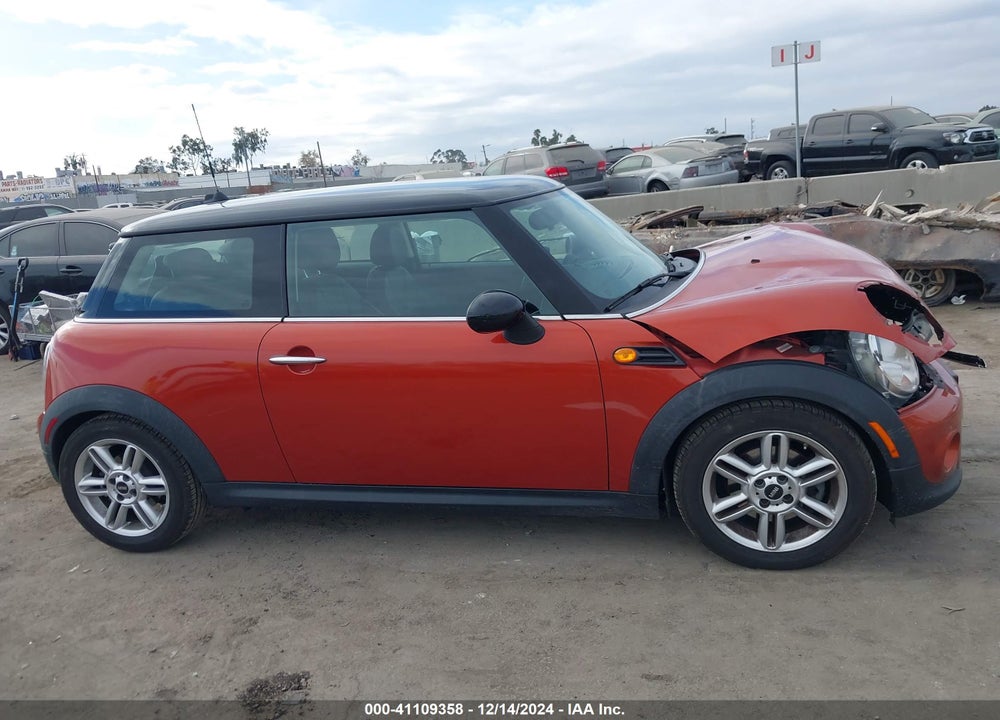 2013 MINI HARDTOP COOPER VIN: WMWSU3C56DT681868