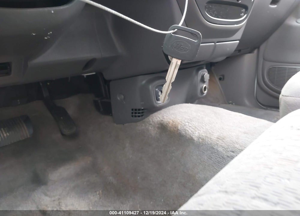 2005 TOYOTA TUNDRA SR5 V8 VIN: 5TBRT341X5S466518