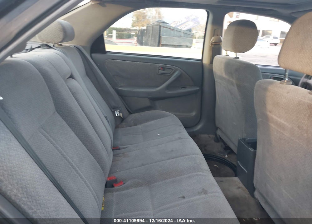 2000 TOYOTA CAMRY LE VIN: JT2BG28K5Y0522309