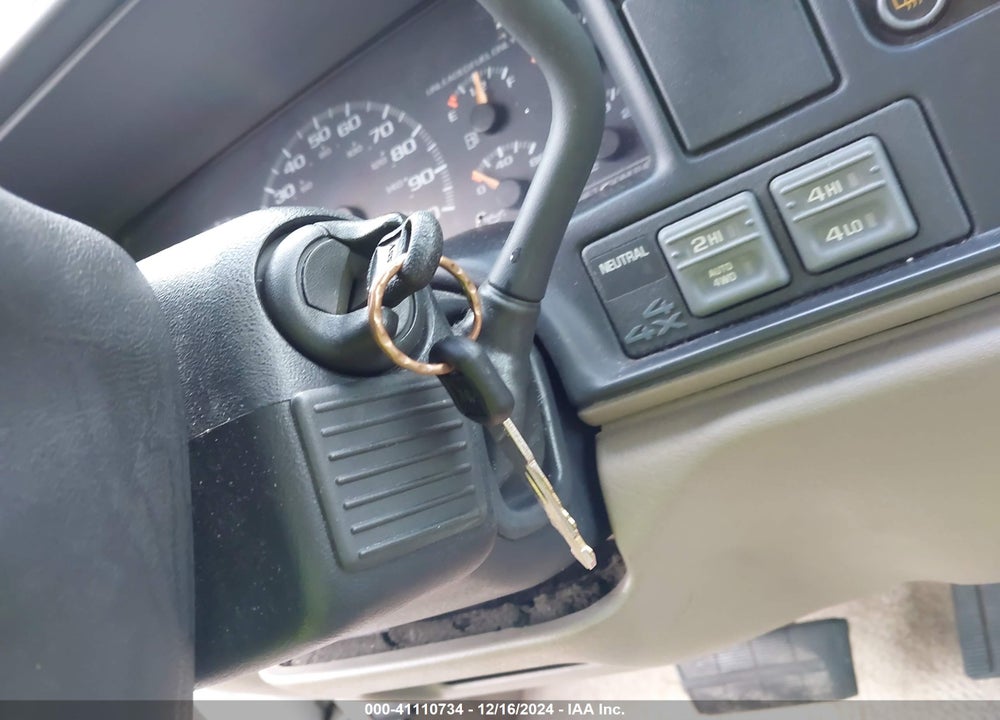 1998 CHEVROLET TAHOE LS VIN: 1GNEK13R2WJ375625