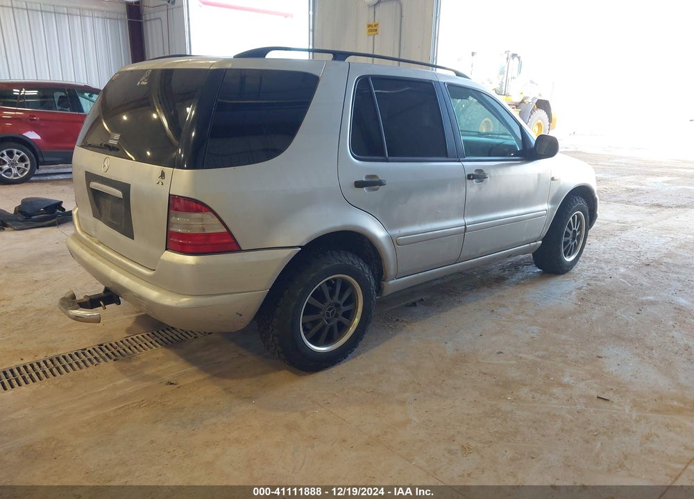2000 MERCEDES-BENZ ML 320 VIN: 4JGAB54E5YA162306