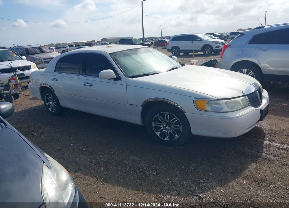 2000 LINCOLN TOWN CAR SIGNATURE VIN: 1LNHM82W8YY788025