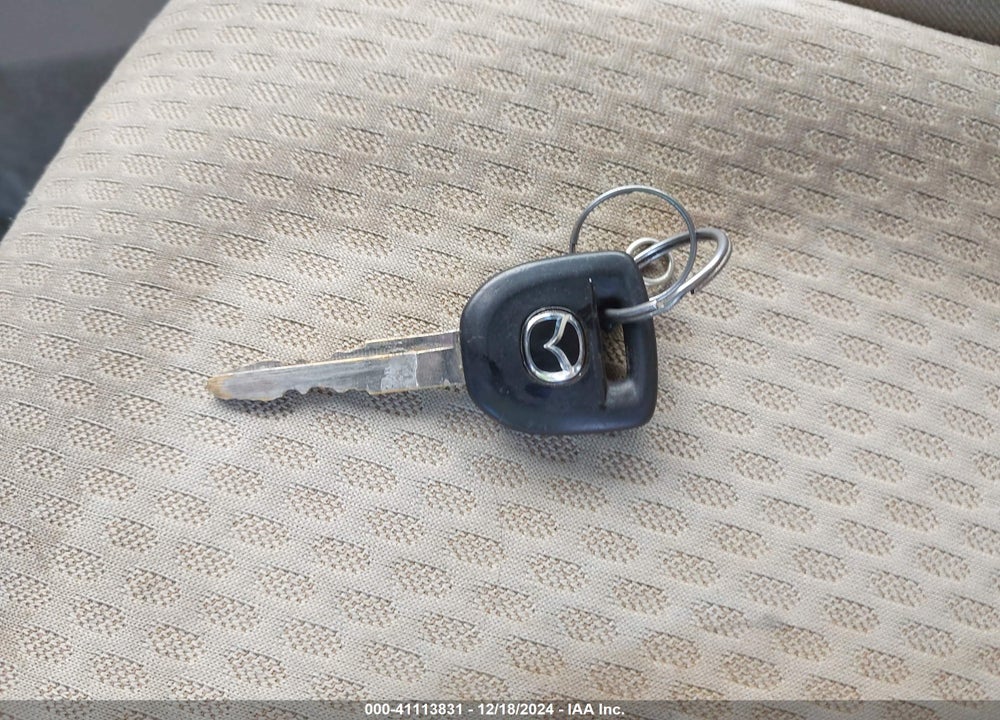 2004 MAZDA 3 I VIN: JM1BK12F141189090