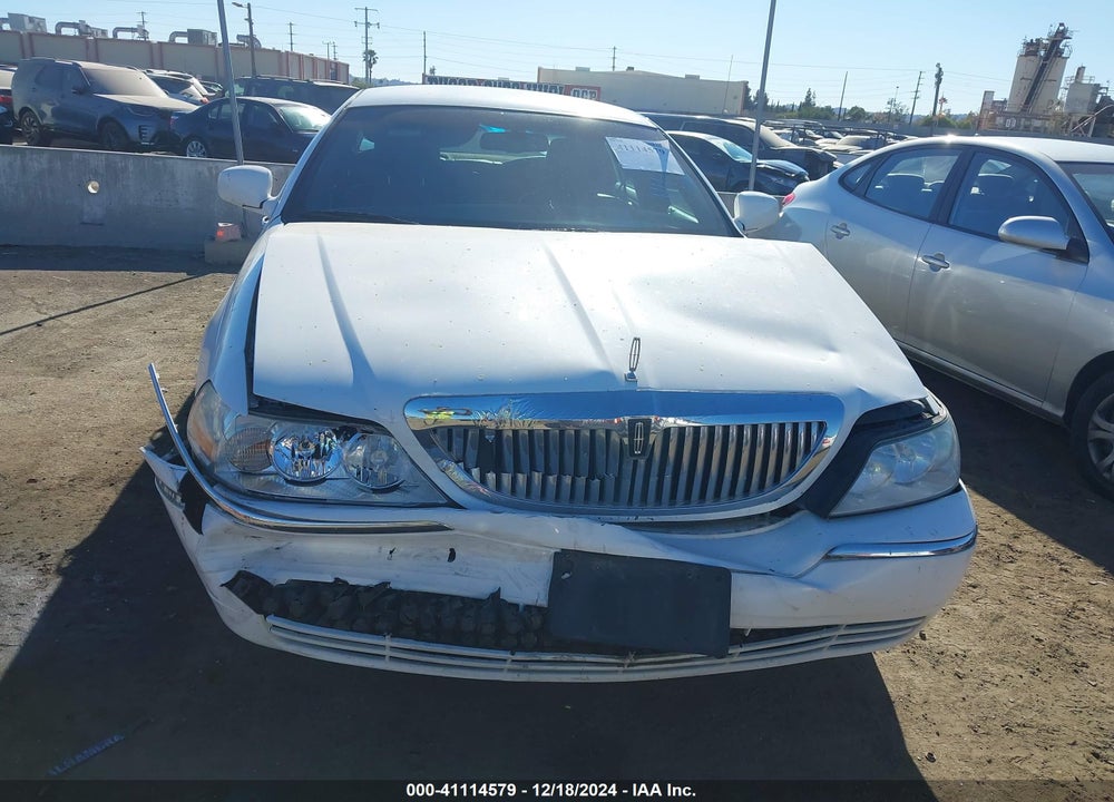 2011 LINCOLN TOWN CAR SIGNATURE LIMITED VIN: 2LNBL8CV4BX755223