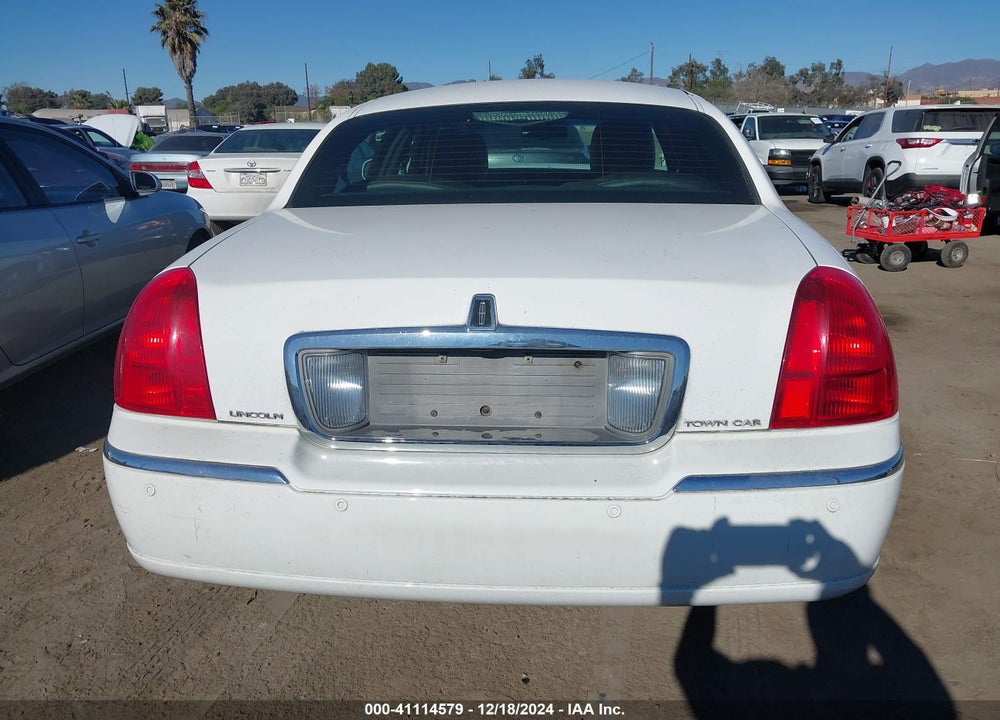 2011 LINCOLN TOWN CAR SIGNATURE LIMITED VIN: 2LNBL8CV4BX755223