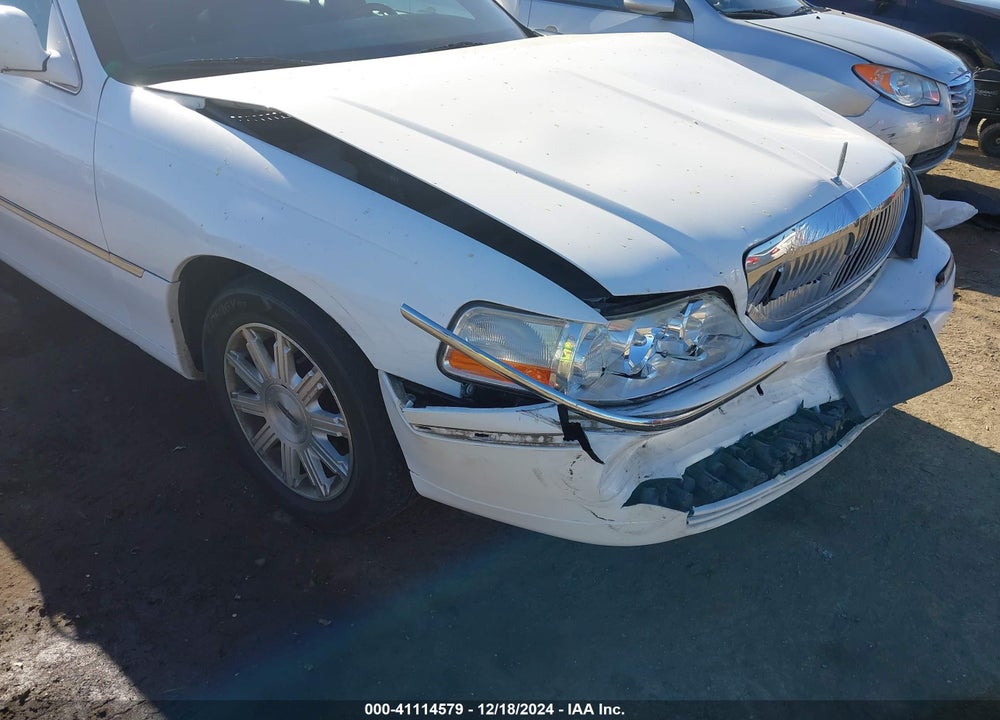 2011 LINCOLN TOWN CAR SIGNATURE LIMITED VIN: 2LNBL8CV4BX755223