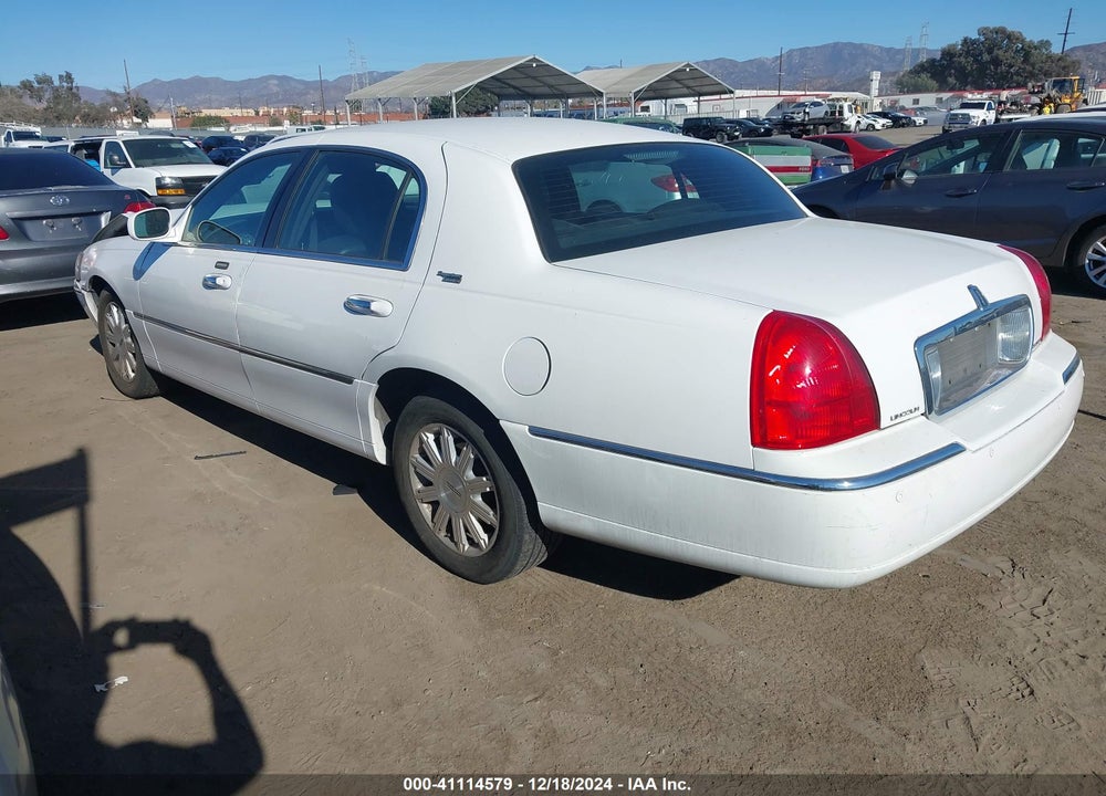 2011 LINCOLN TOWN CAR SIGNATURE LIMITED VIN: 2LNBL8CV4BX755223