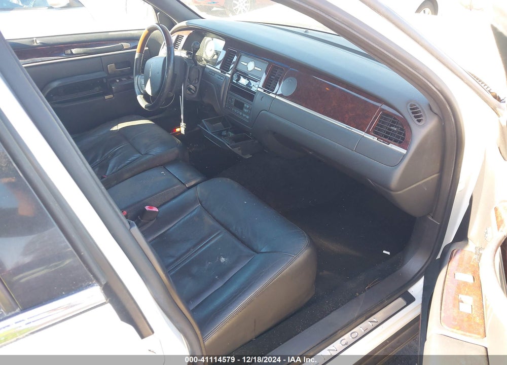 2011 LINCOLN TOWN CAR SIGNATURE LIMITED VIN: 2LNBL8CV4BX755223