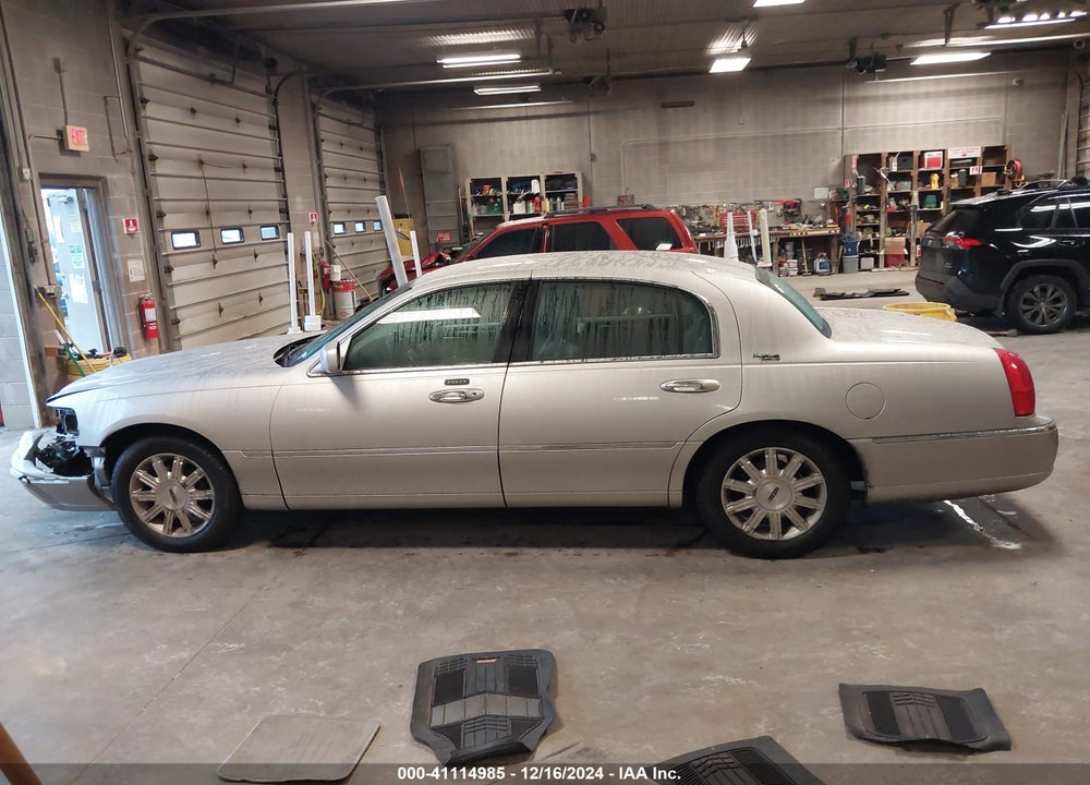 2009 LINCOLN TOWN CAR VIN: 2LNHM82V79X606047
