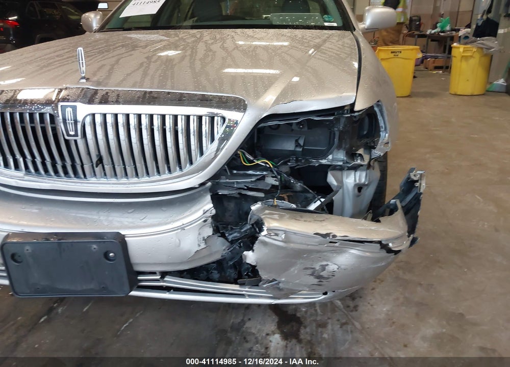2009 LINCOLN TOWN CAR VIN: 2LNHM82V79X606047
