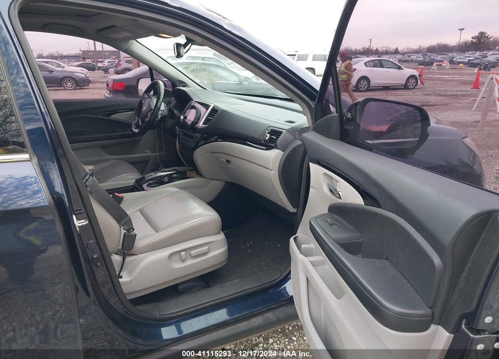 2017 HONDA PILOT TOURING VIN: 5FNYF6H90HB015571