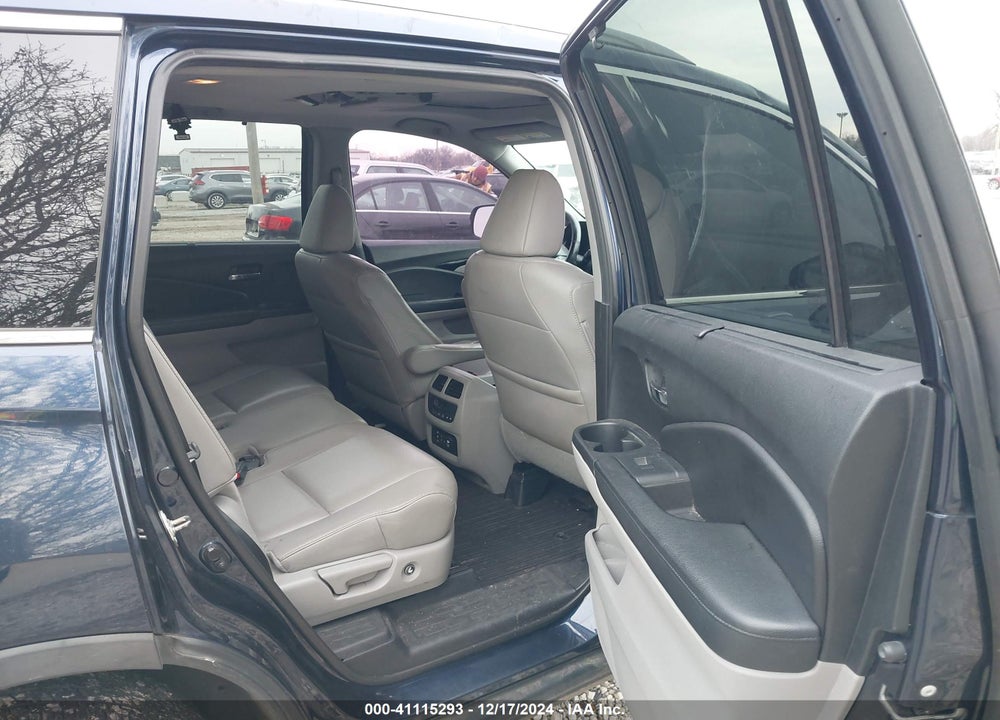 2017 HONDA PILOT TOURING VIN: 5FNYF6H90HB015571