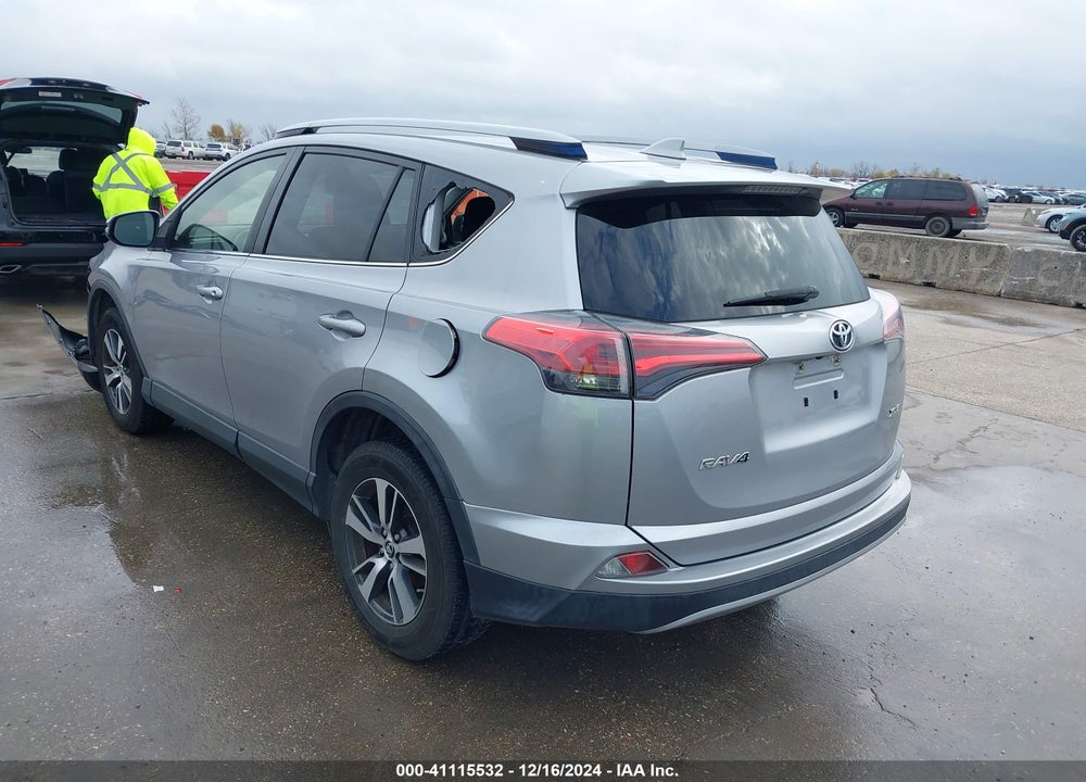 2018 TOYOTA RAV4 ADVENTURE/XLE VIN: JTMWFREV1JD124435
