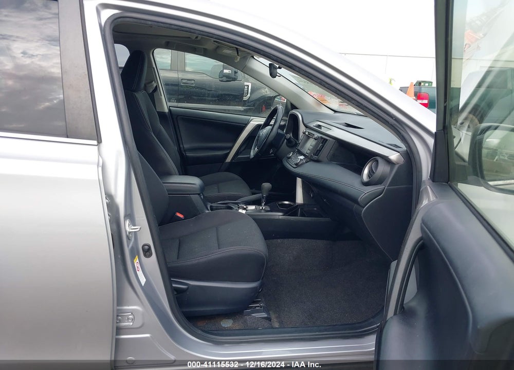 2018 TOYOTA RAV4 ADVENTURE/XLE VIN: JTMWFREV1JD124435