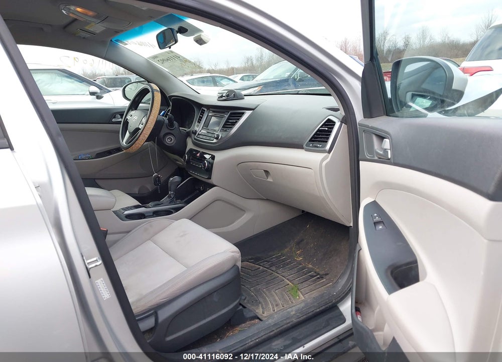 2017 HYUNDAI TUCSON SE VIN: KM8J3CA41HU292031
