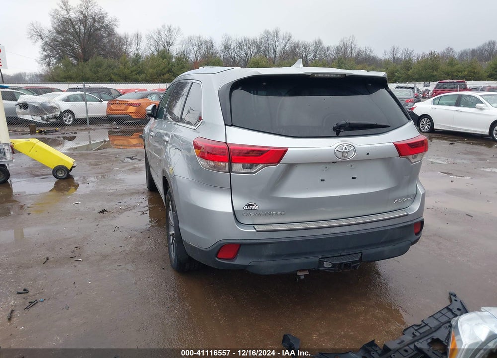 2019 TOYOTA HIGHLANDER XLE VIN: 5TDJZRFH4KS568182