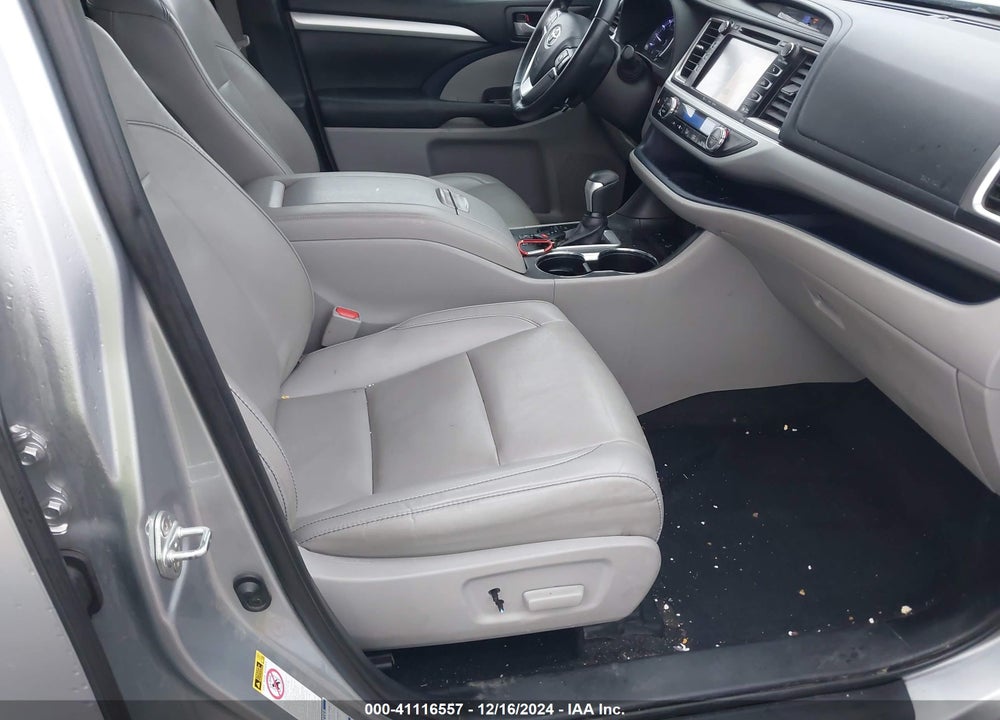 2019 TOYOTA HIGHLANDER XLE VIN: 5TDJZRFH4KS568182
