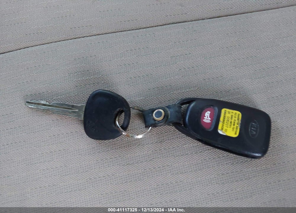 2007 KIA RONDO LX V6 VIN: KNAFG526X77044428
