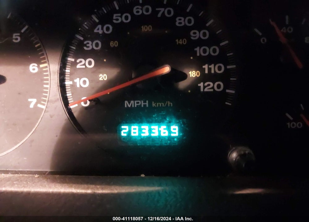 2000 JEEP GRAND CHEROKEE LAREDO VIN: 1J4G248N5YC215572