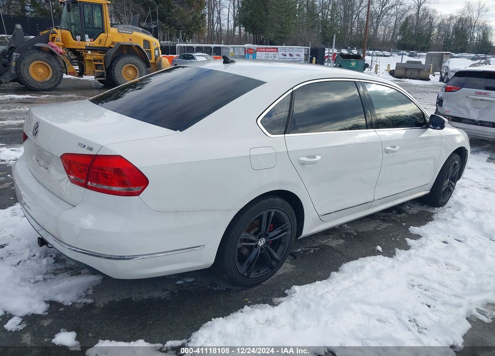 2014 VOLKSWAGEN PASSAT 2.0L TDI SE VIN: 1VWBN7A31EC043700