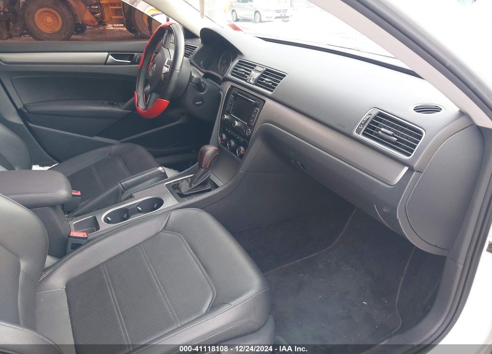 2014 VOLKSWAGEN PASSAT 2.0L TDI SE VIN: 1VWBN7A31EC043700