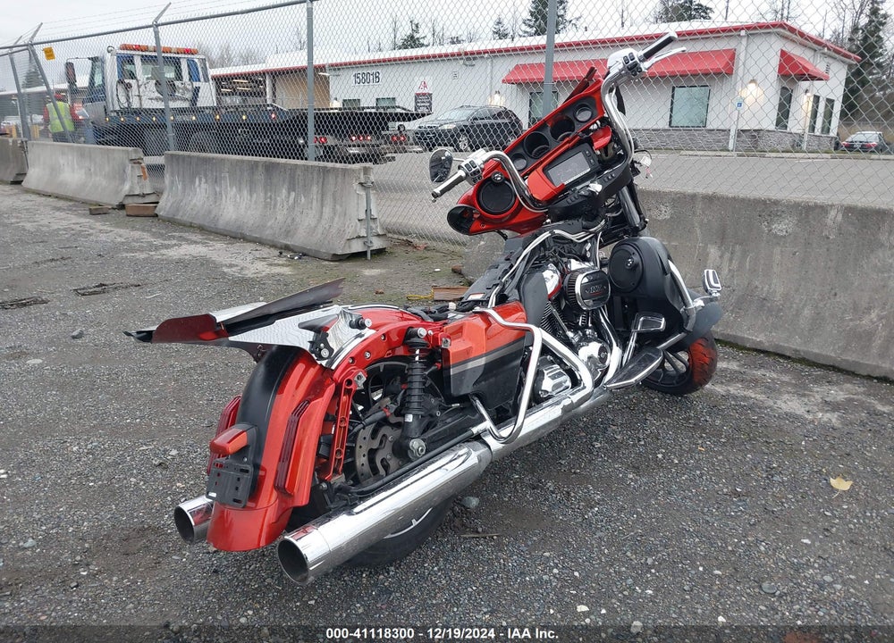 2018 HARLEY-DAVIDSON FLHXSE CVO STREET GLIDE VIN: 1HD1PXL1XJB951596