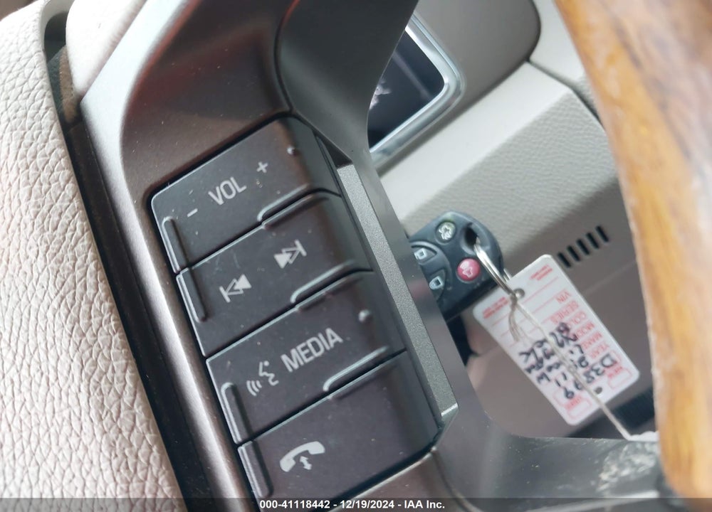 2011 LINCOLN NAVIGATOR VIN: 5LMJJ2J50BEJ05174