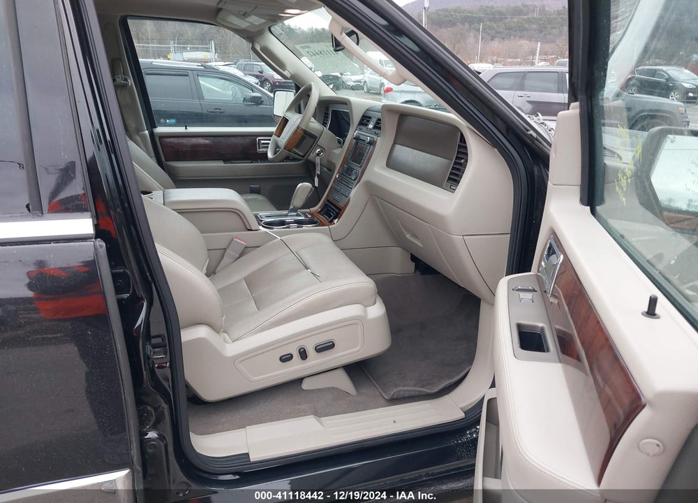 2011 LINCOLN NAVIGATOR VIN: 5LMJJ2J50BEJ05174