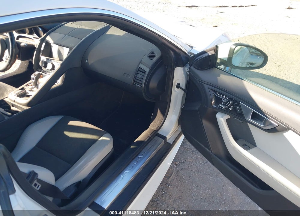 2016 JAGUAR F-TYPE VIN: SAJWJ6BV6G8K30271