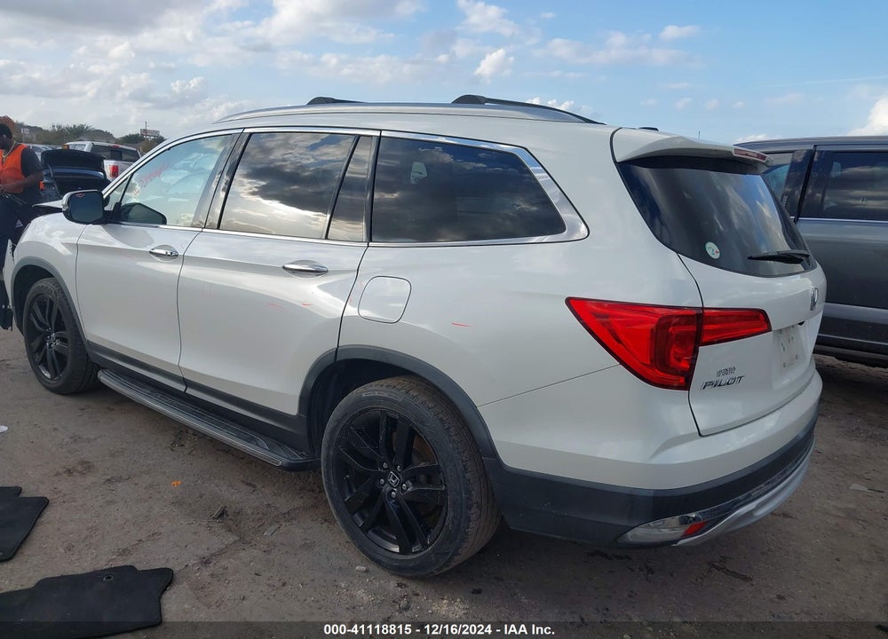 2017 HONDA PILOT TOURING VIN: 5FNYF5H91HB013225