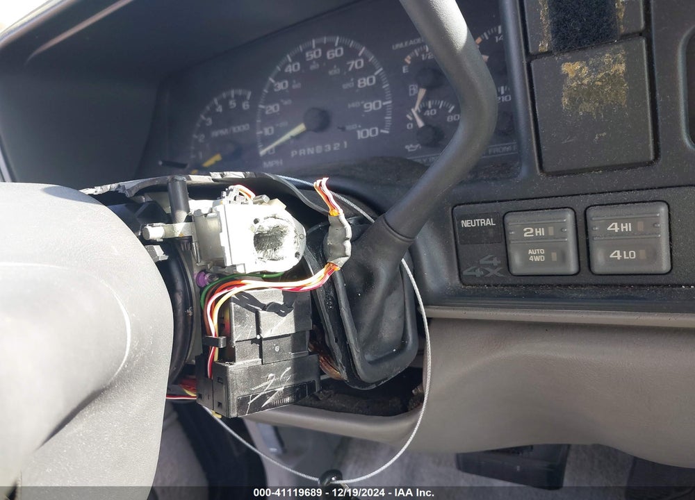 1999 CHEVROLET SUBURBAN 1500 LT VIN: 3GNFK16R7XG180560