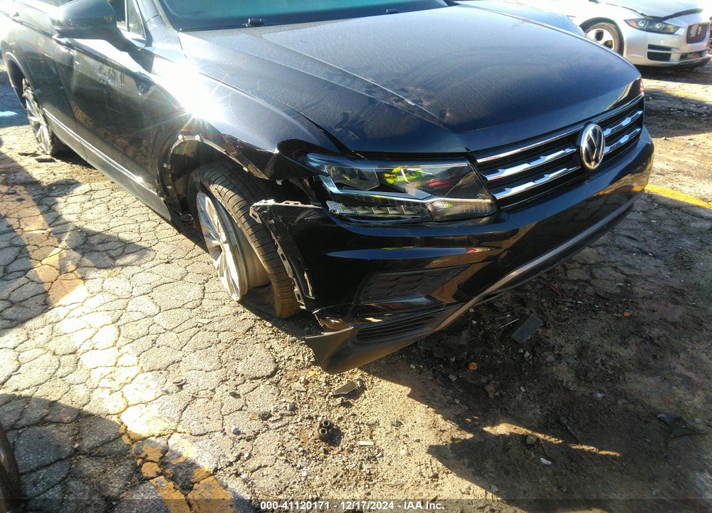 2018 VOLKSWAGEN TIGUAN VIN: 3VV2B7AX0JM093903
