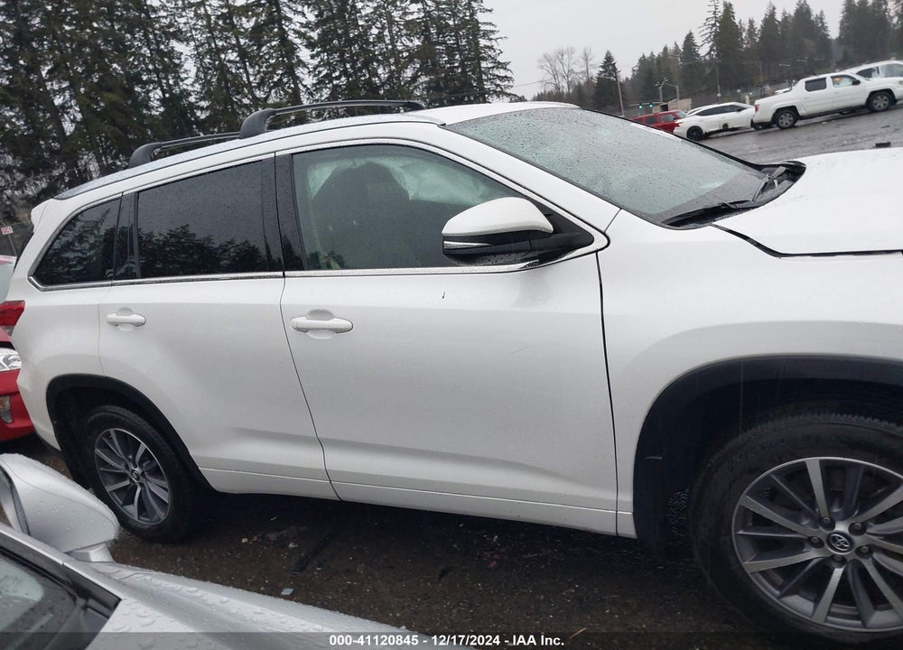 2018 TOYOTA HIGHLANDER XLE VIN: 5TDJZRFH7JS800742