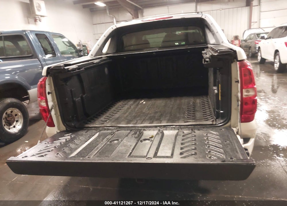 2011 CHEVROLET AVALANCHE 1500 LTZ VIN: 3GNTKGE39BG339820
