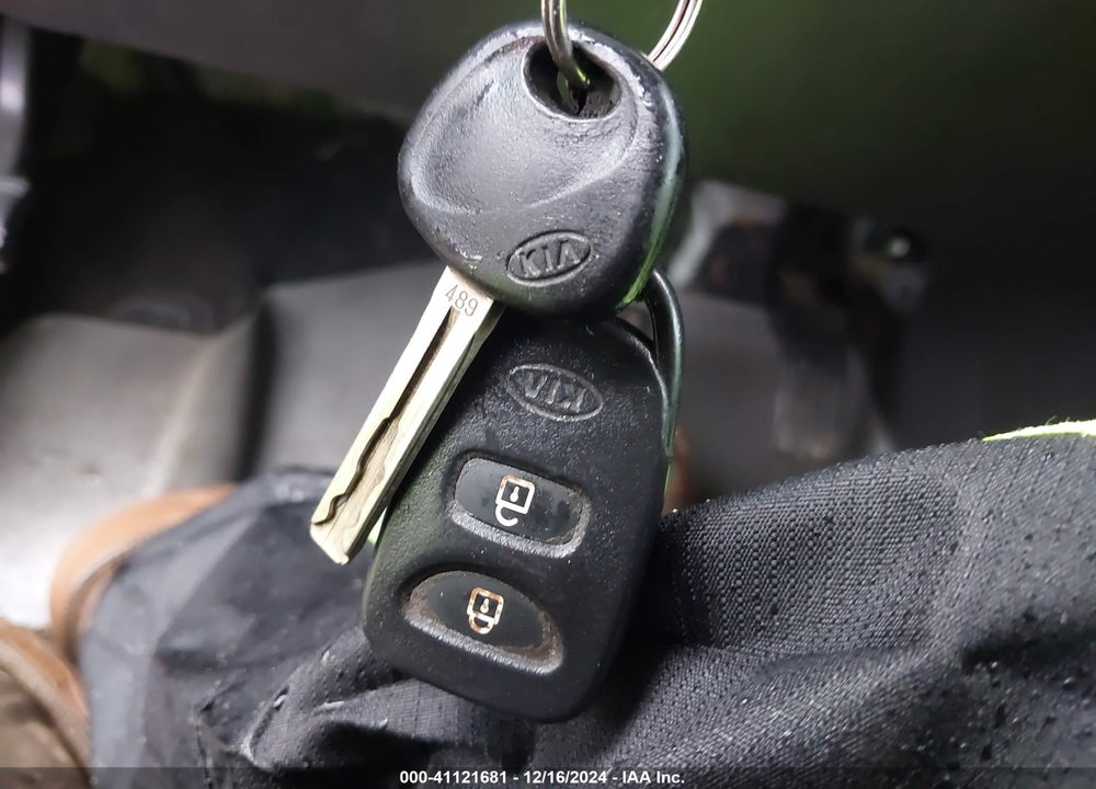 2011 KIA SORENTO LX VIN: 5XYKT3A15BG131382