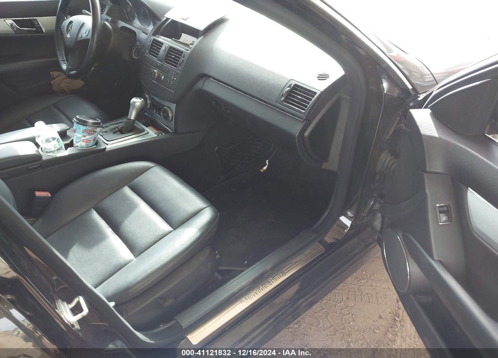 2010 MERCEDES-BENZ C 300 LUXURY/SPORT VIN: WDDGF5EB6AR121025