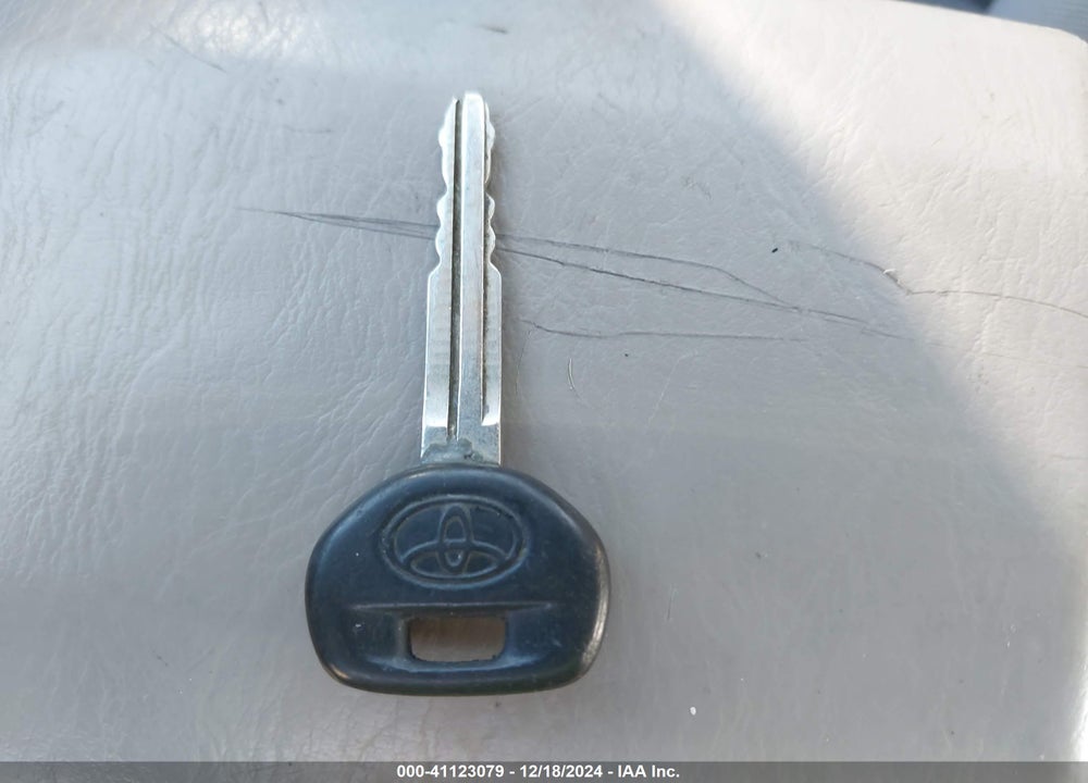 2005 TOYOTA RAV4 VIN: JTEHD20V050067120