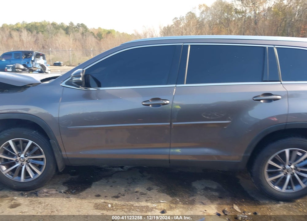 2019 TOYOTA HIGHLANDER XLE VIN: 5TDKZRFH7KS560162