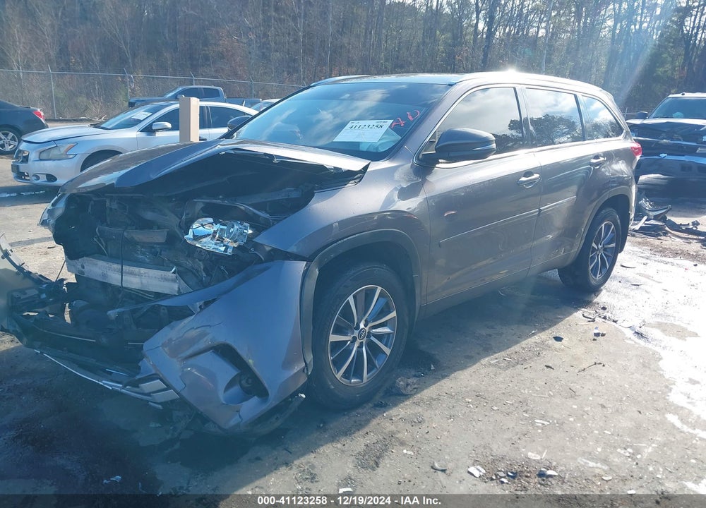 2019 TOYOTA HIGHLANDER XLE VIN: 5TDKZRFH7KS560162