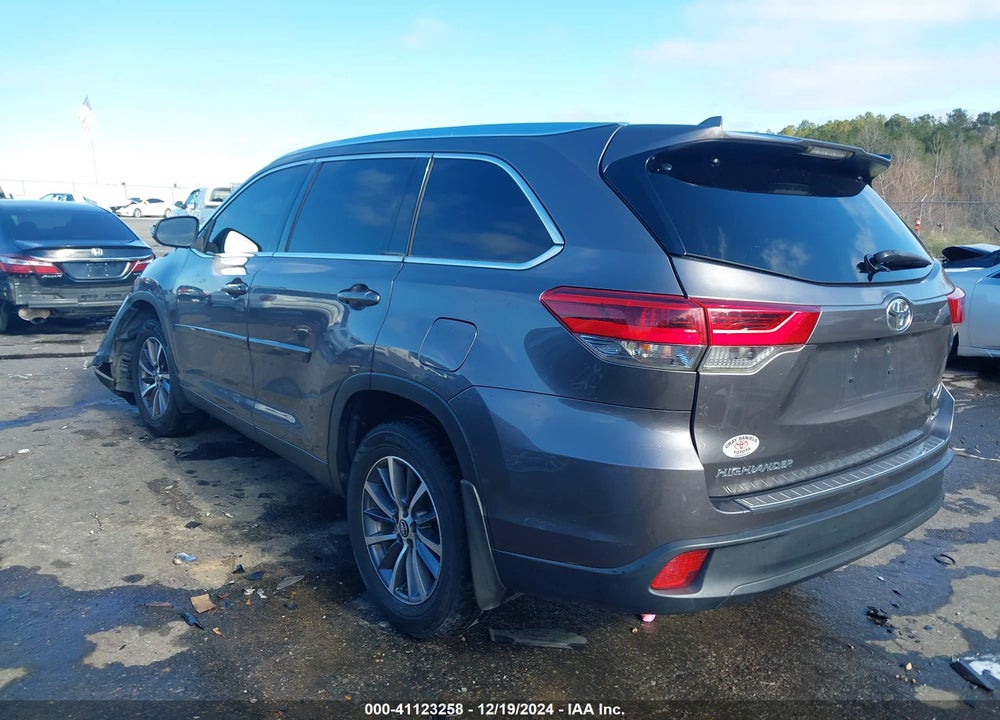 2019 TOYOTA HIGHLANDER XLE VIN: 5TDKZRFH7KS560162