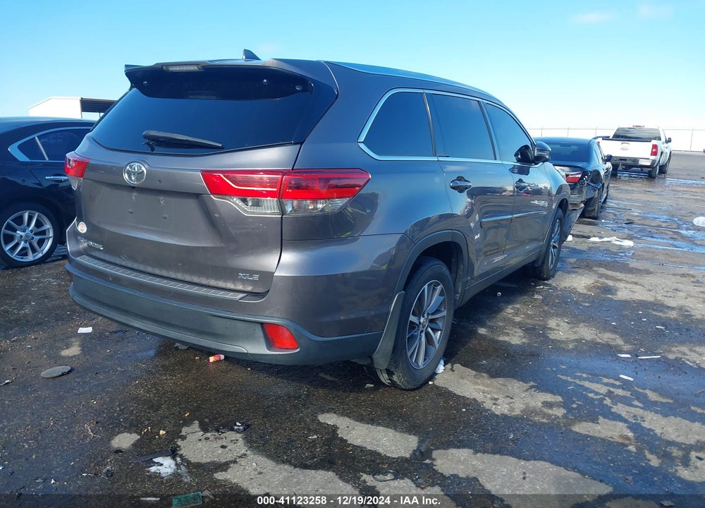 2019 TOYOTA HIGHLANDER XLE VIN: 5TDKZRFH7KS560162