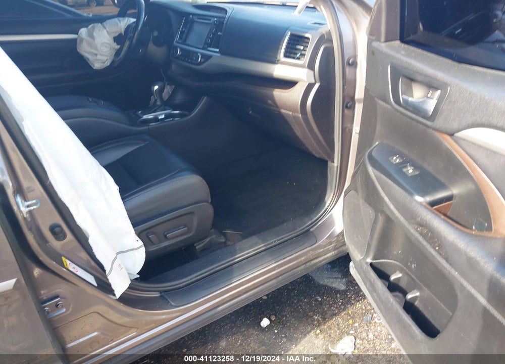 2019 TOYOTA HIGHLANDER XLE VIN: 5TDKZRFH7KS560162