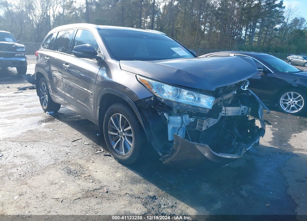 2019 TOYOTA HIGHLANDER XLE VIN: 5TDKZRFH7KS560162
